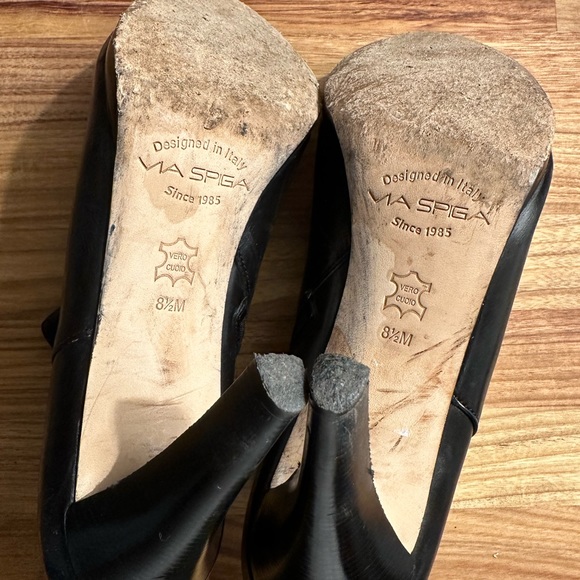 Buttery soft Via Spiga booties with side zip. - Picture 3 of 5